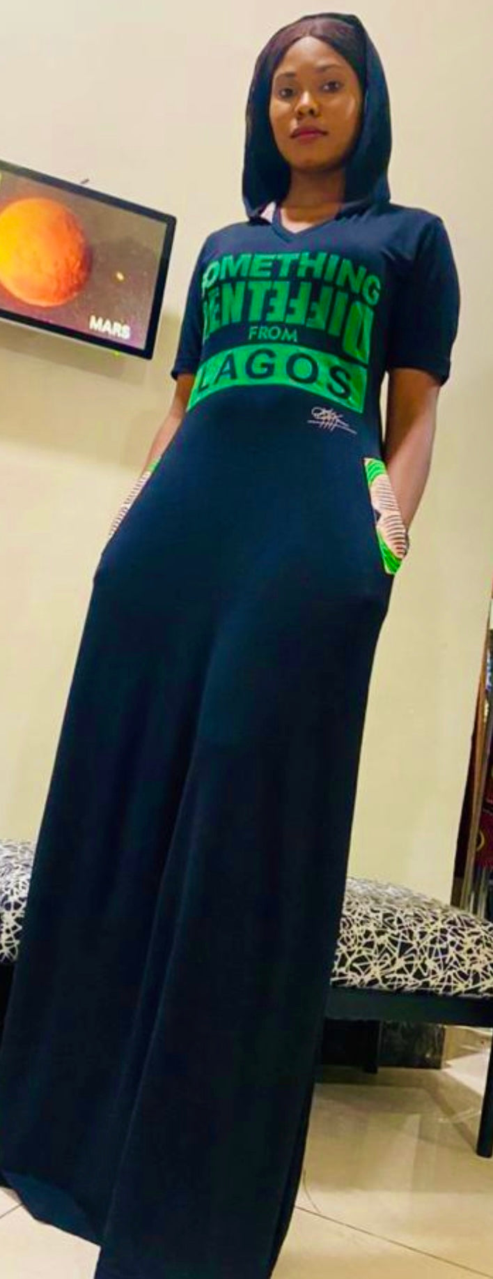 MAXI NOIR QUELQUE CHOSE DE DIFFÉRENT DE LAGOS À CAPUCHE AVEC DÉTAIL VERT ANKARA