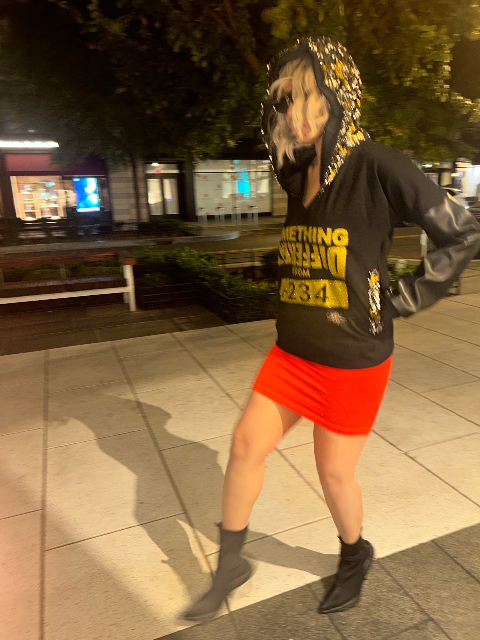 SWEAT-SHIRT/HOODIE PERSONNALISABLE : Quelque chose de DIFFÉRENT + 234 avec détail de paillettes dorées
