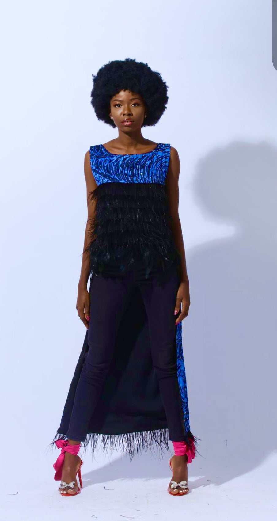 Chemisier maxi impératrice bleu Malaga sans manches, perlé et teint à la main avec détails en plumage.