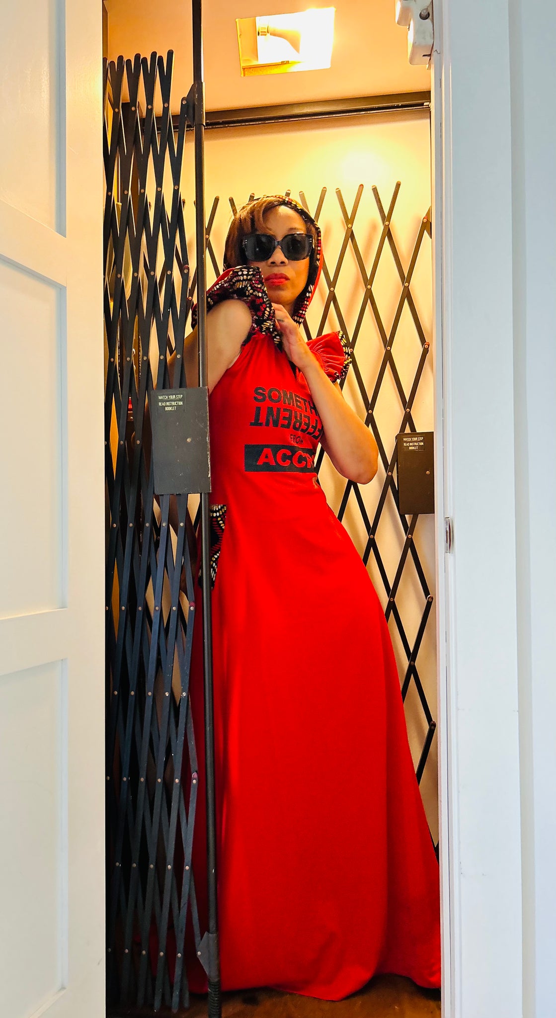 ROBE MAXI À CAPUCHE ROUGE QUELQUE CHOSE DE DIFFÉRENT D'ACCRA, DÉTAILS DE PAILLETTES NOIRES ET DE MANCHES À VOLANTS