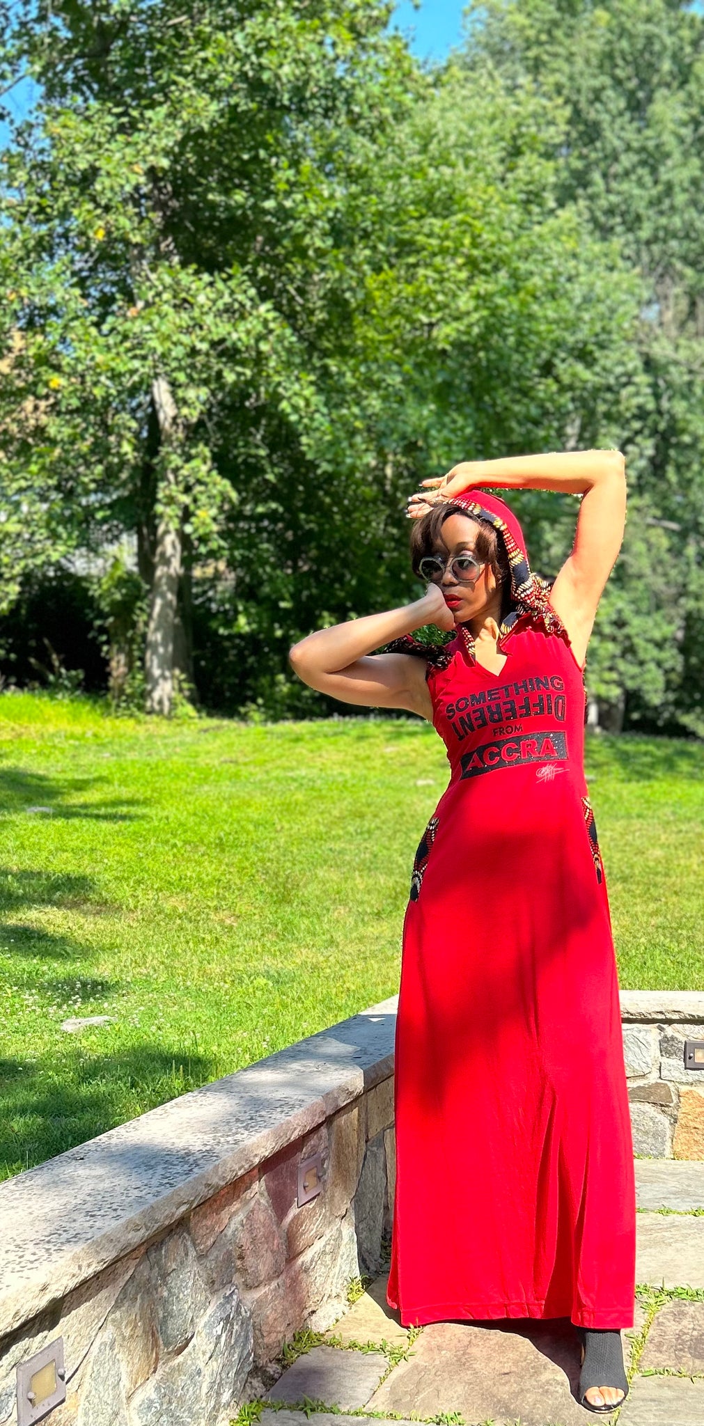 ROBE MAXI À CAPUCHE ROUGE QUELQUE CHOSE DE DIFFÉRENT D'ACCRA, DÉTAILS DE PAILLETTES NOIRES ET DE MANCHES À VOLANTS
