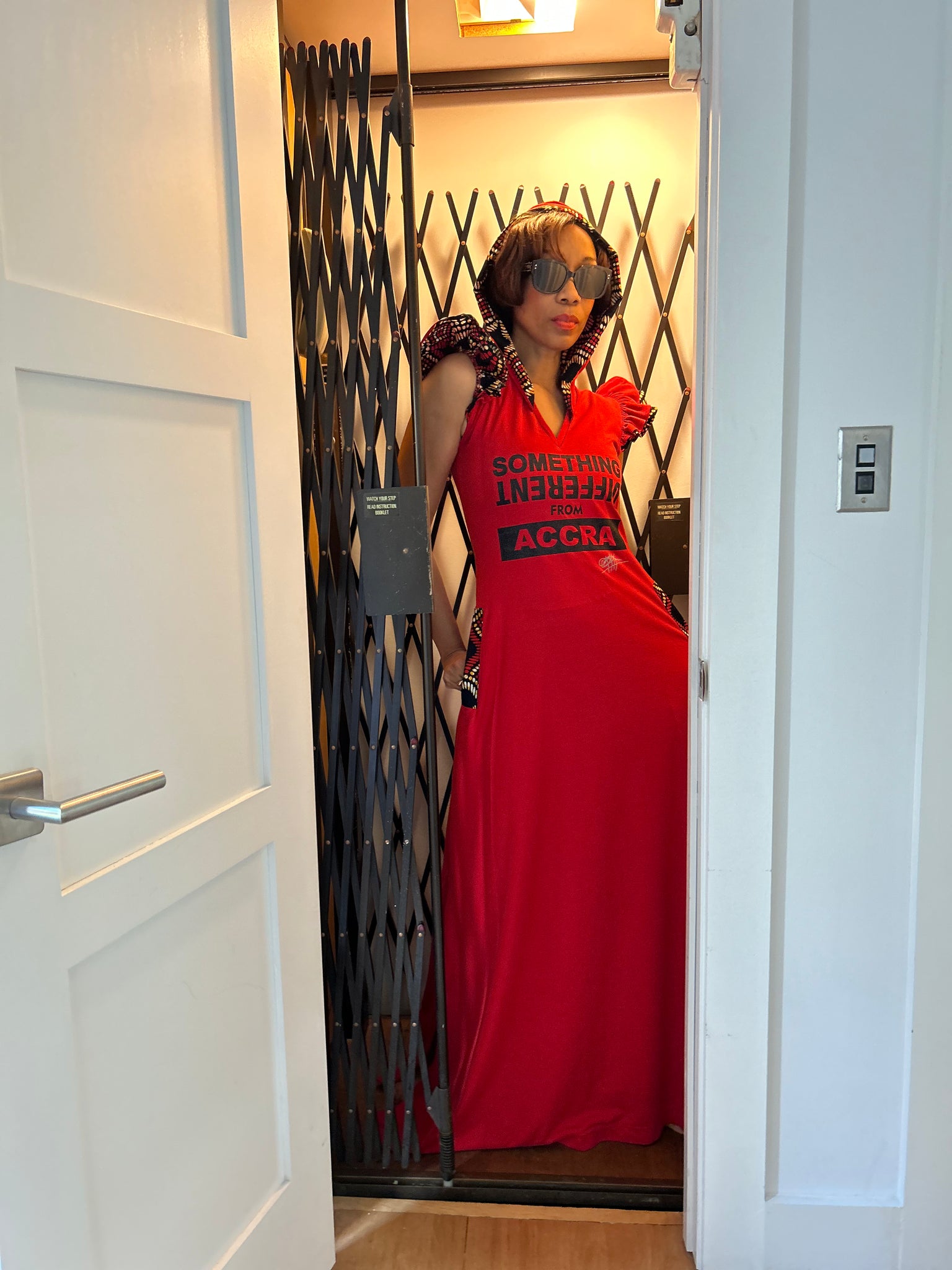 ROBE MAXI À CAPUCHE ROUGE QUELQUE CHOSE DE DIFFÉRENT D'ACCRA, DÉTAILS DE PAILLETTES NOIRES ET DE MANCHES À VOLANTS