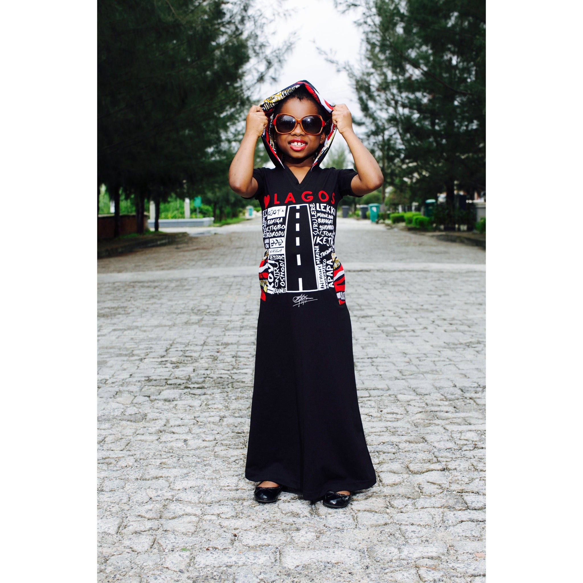 ENFANTS : ROBE LONGUE À CAPUCHE NOIRE LUV LAGOS ANKARA
