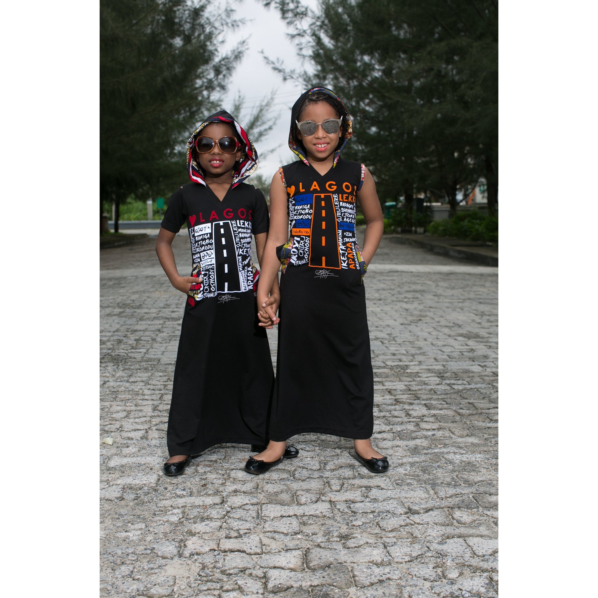 ENFANTS : ROBE LONGUE À CAPUCHE NOIRE LUV LAGOS ANKARA