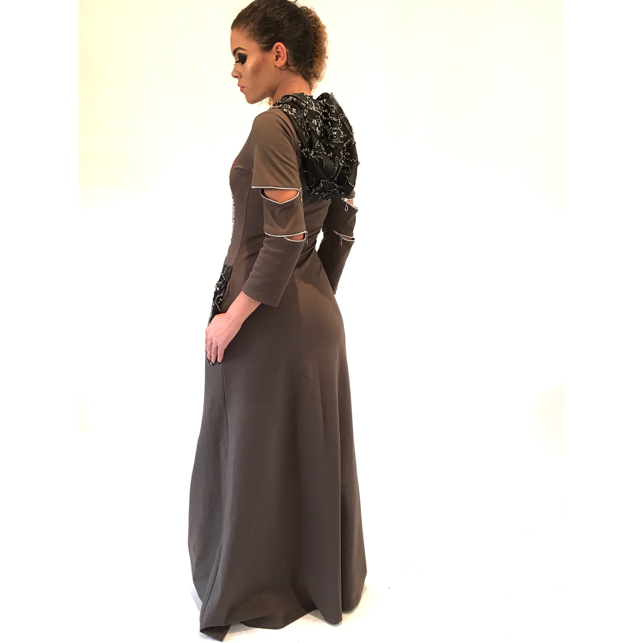 ROBE LONGUE À CAPUCHE AVEC APPLIQUES EN VELOURS LUV PARIS