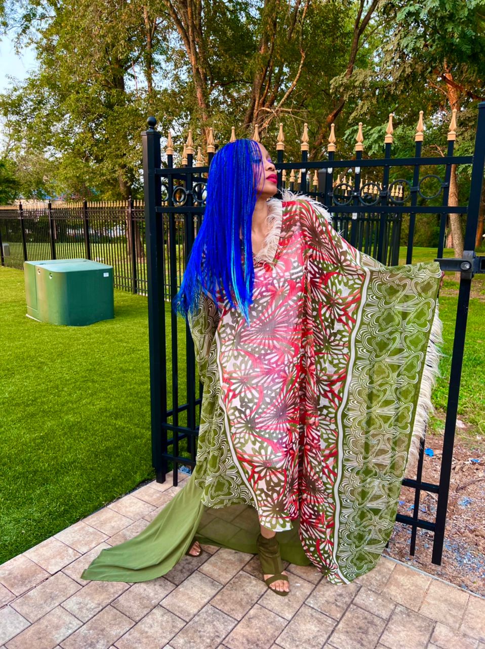 Robe Impératrice de Marrakech avec détails en plumes