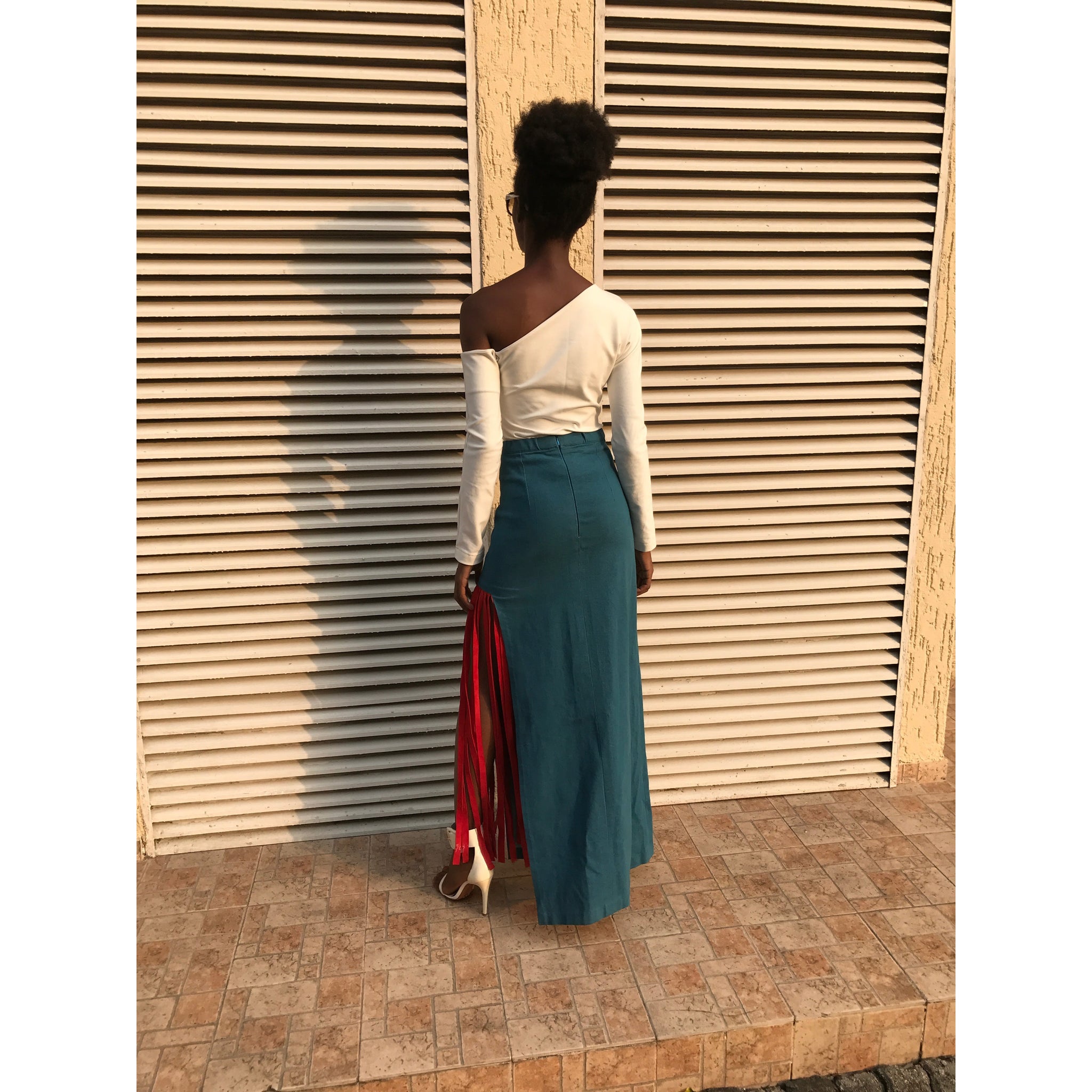 Le Chalya - Maxi bleu clair avec détails en cuir de veau rouge