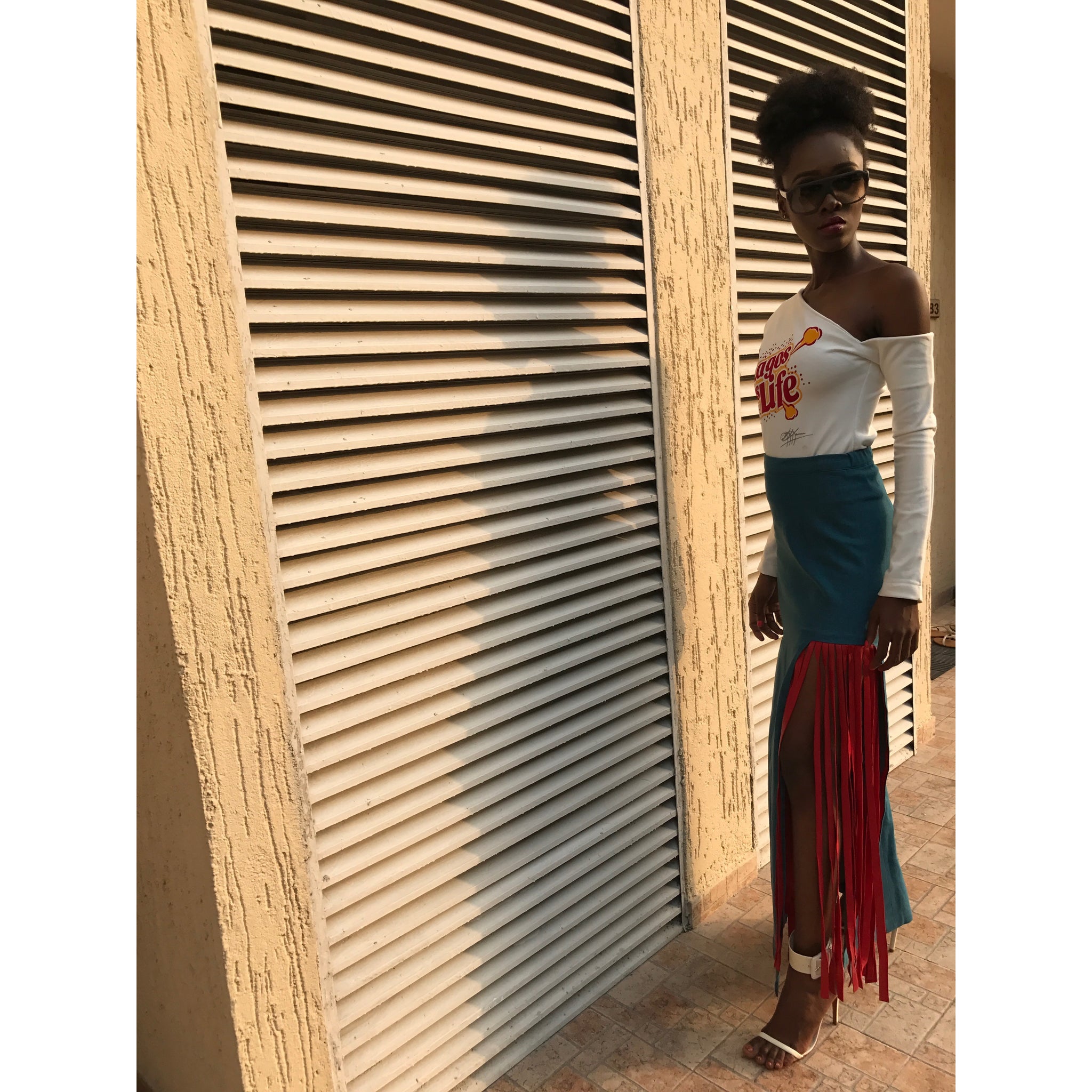Le Chalya - Maxi bleu clair avec détails en cuir de veau rouge