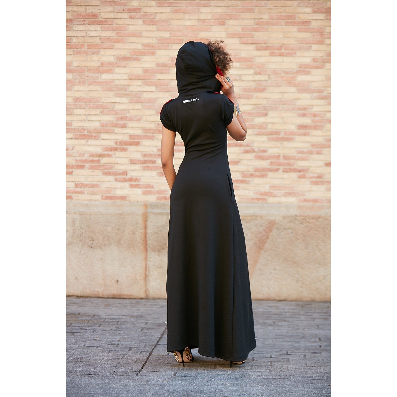 ROBE À CAPUCHE JE PARLE LAGOS EN VELOURS