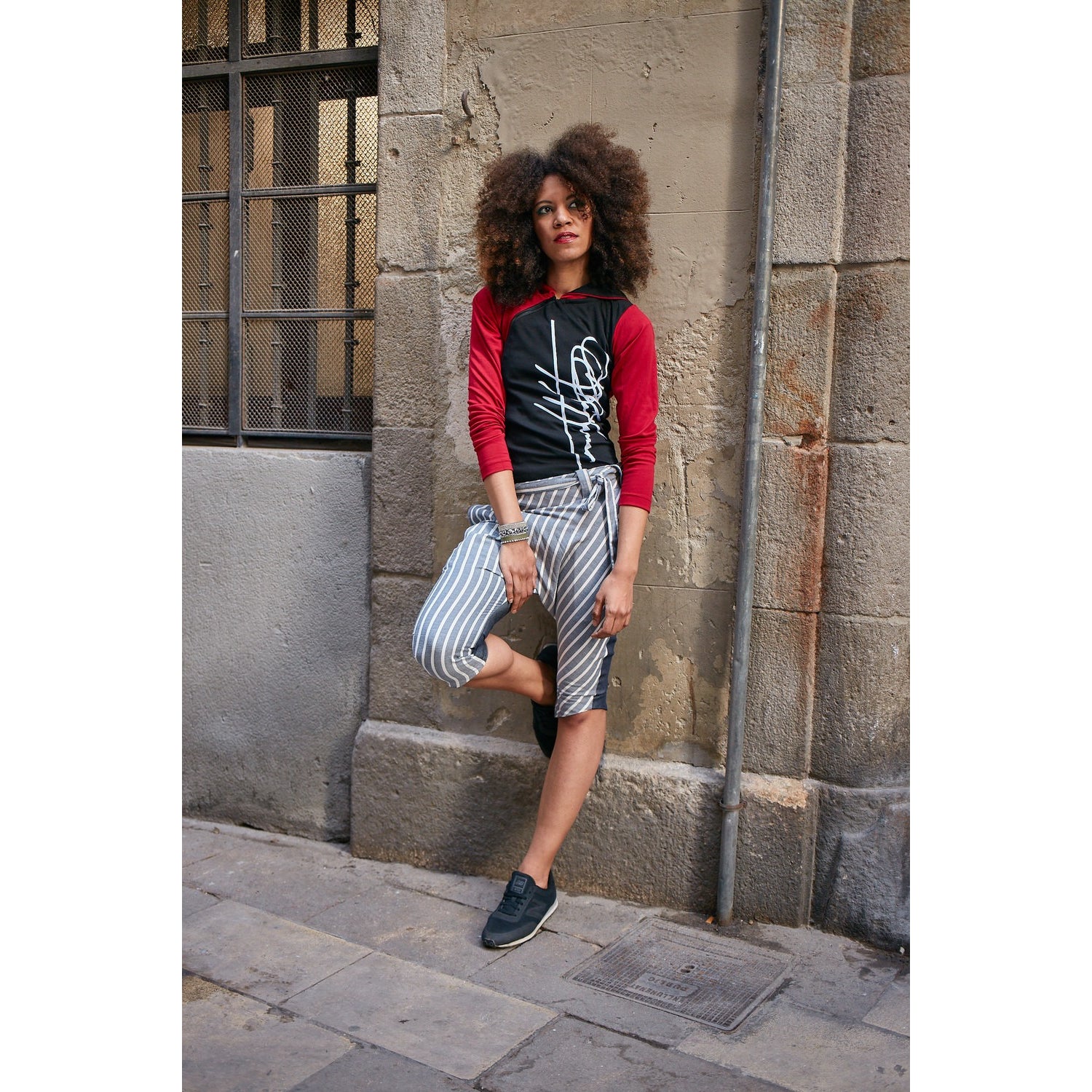 SWEAT À CAPUCHE AVEC APPLIQUE EN VELOURS - DÉTAIL ZIPPÉ SUR LE CÔTÉ