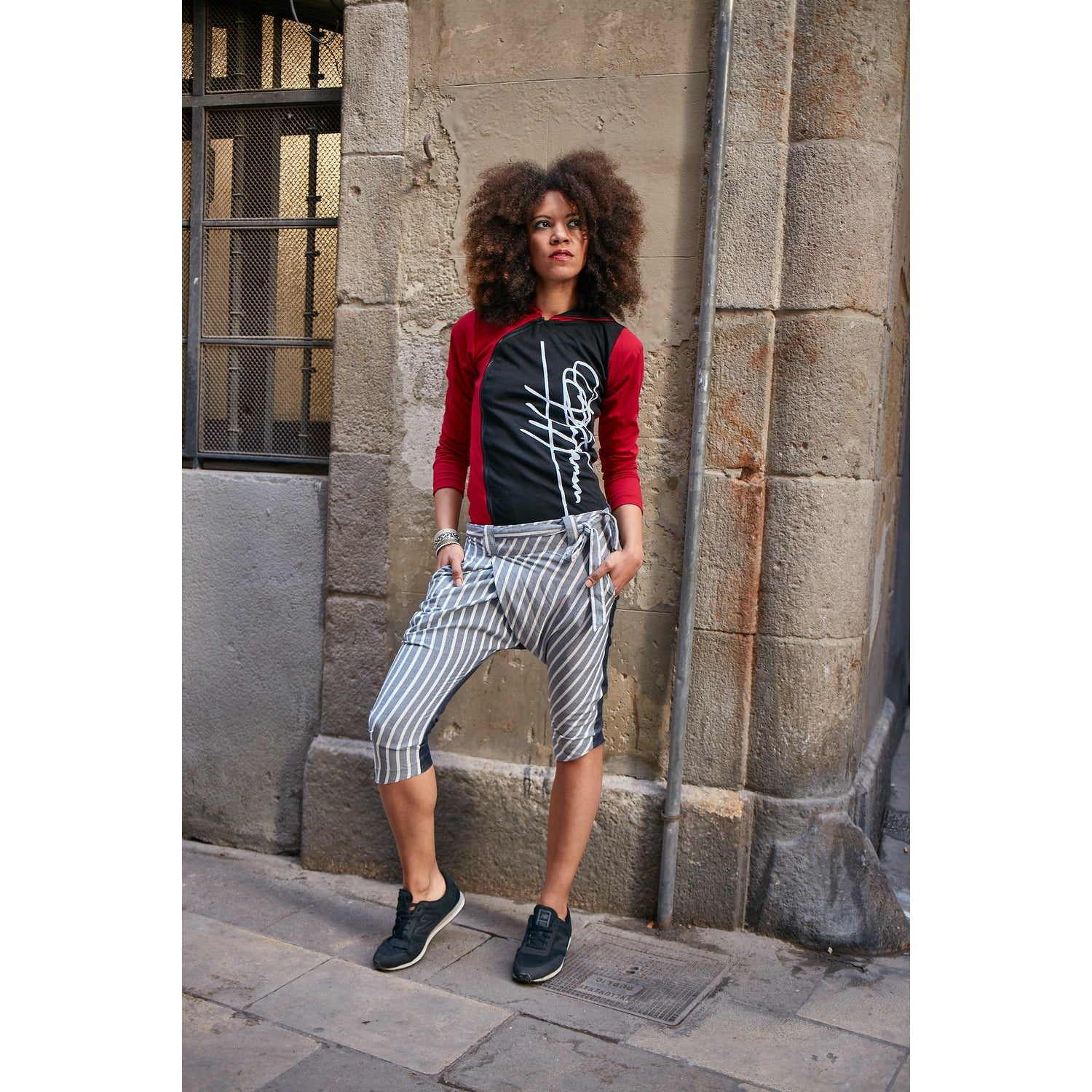 SWEAT À CAPUCHE AVEC APPLIQUE EN VELOURS - DÉTAIL ZIPPÉ SUR LE CÔTÉ