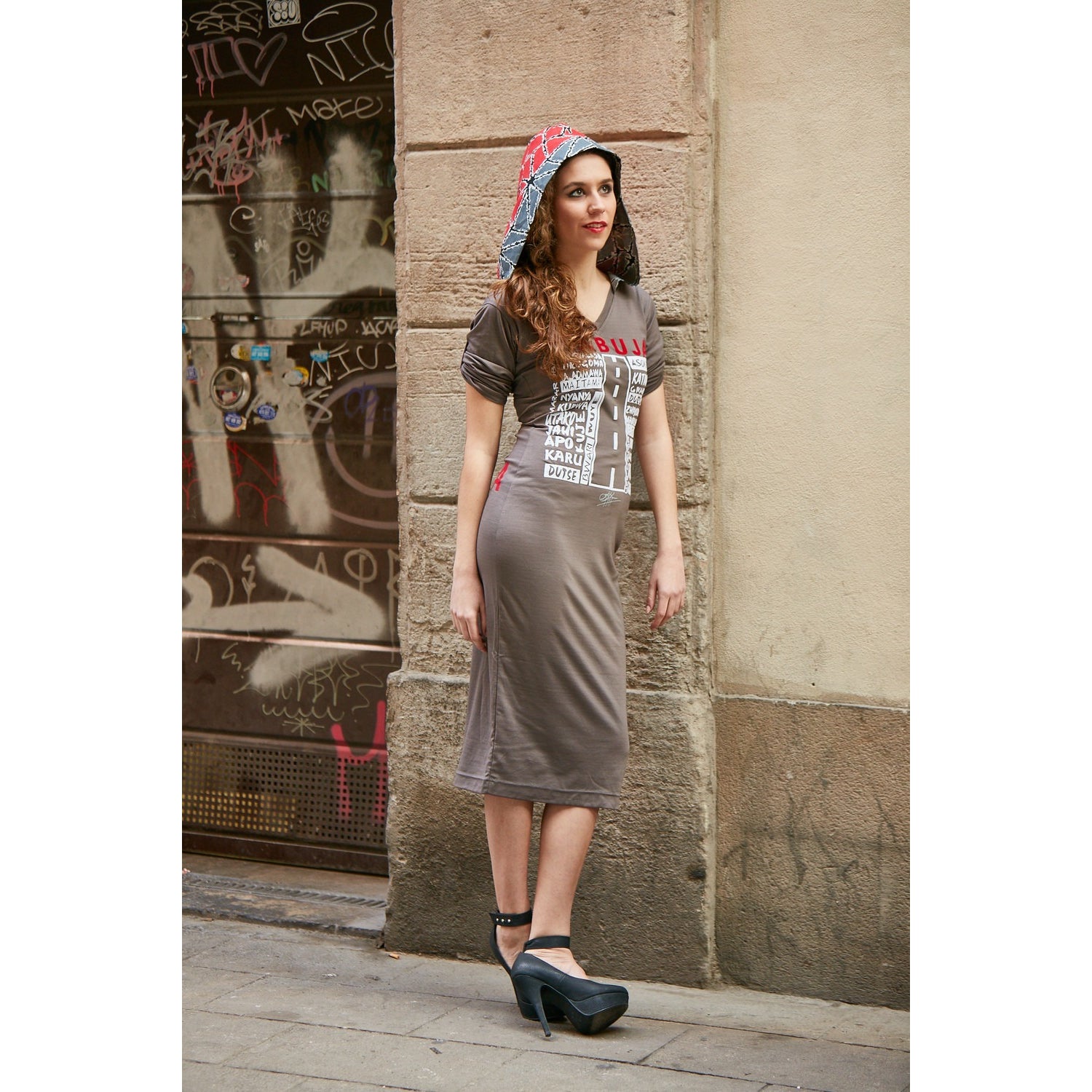 ROBE MIDI À CAPUCHE AVEC APPLIQUES EN VELOURS LUV ABUJA
