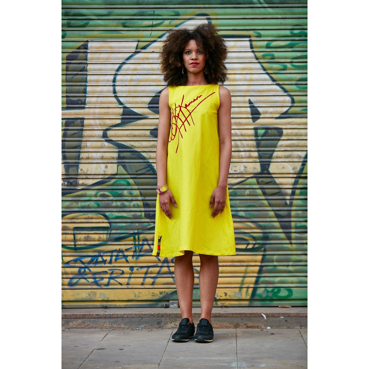 ROBE EN VELOURS AVEC APPLIQUE SIGNATURE