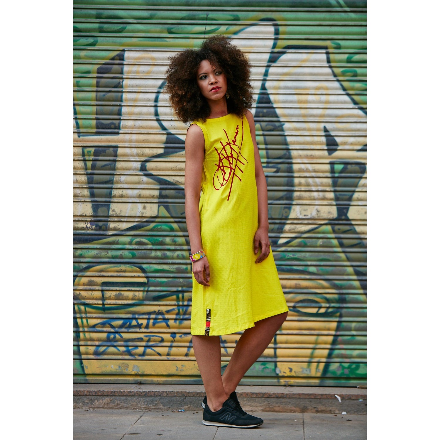 ROBE EN VELOURS AVEC APPLIQUE SIGNATURE