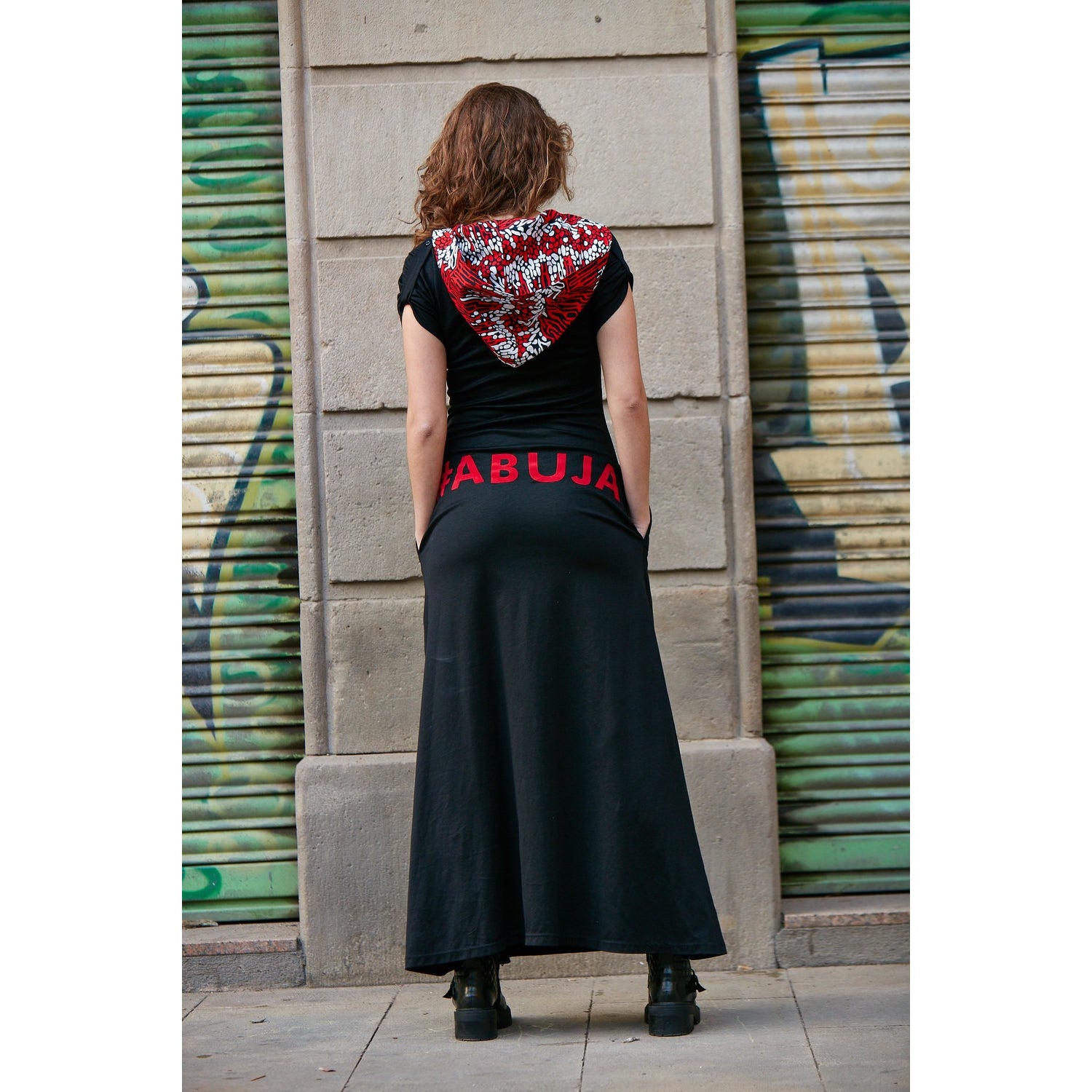 ROBE À CAPUCHE AVEC APPLIQUE EN VELOURS QUELQUE CHOSE DE DIFFÉRENT ABUJA, DÉTAIL DE CAPUCHE EN ANKARA SOLIDE