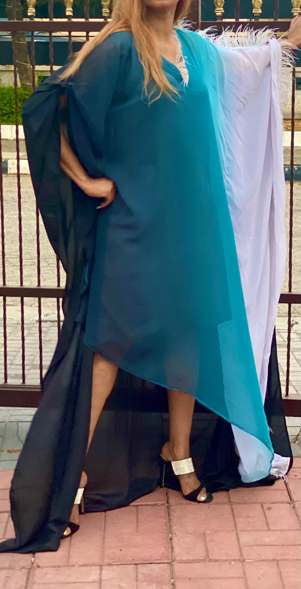 Robe impératrice des Maldives avec détails en plumes