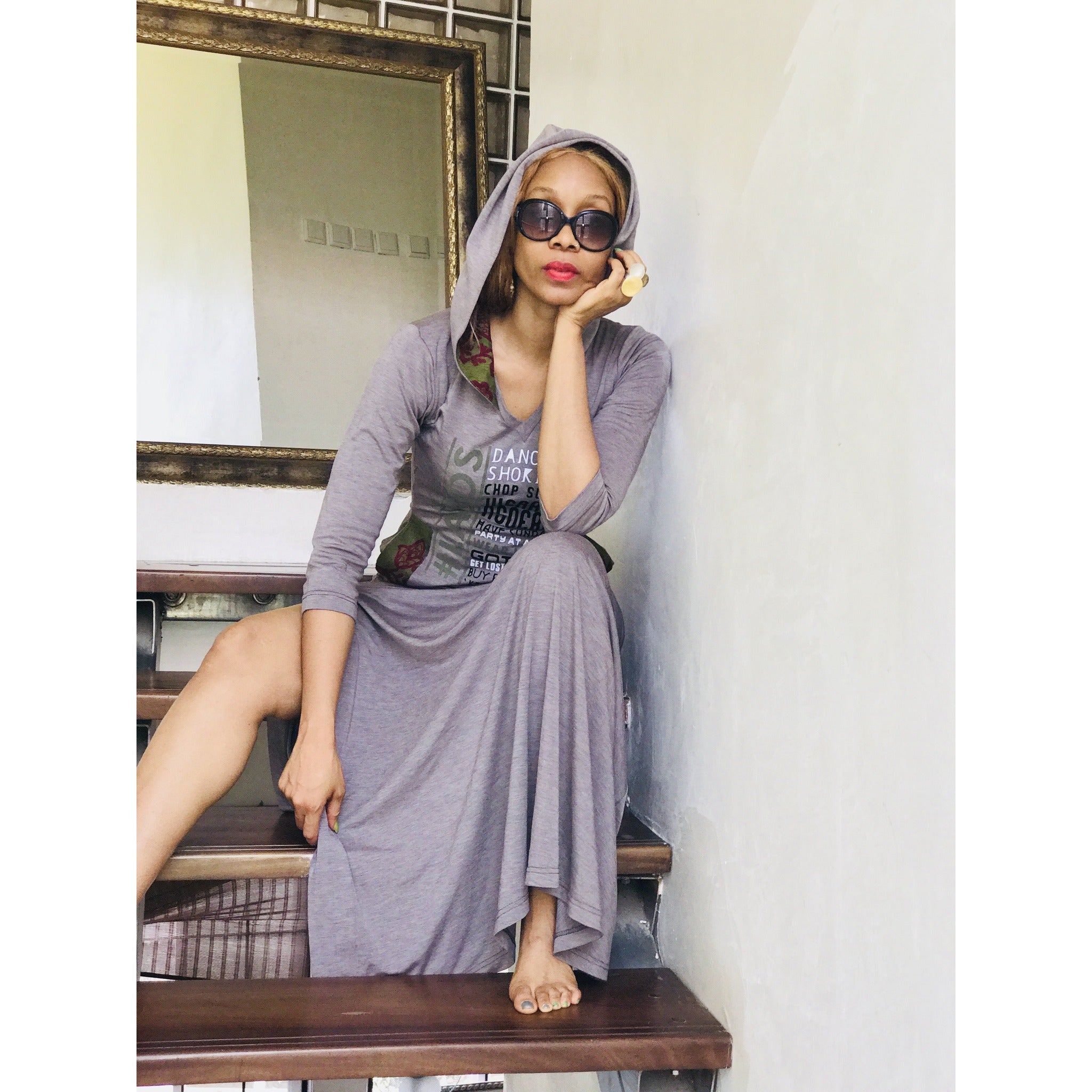 Robe longue à capuche avec fente latérale grise #LAGOS FAV THINGS, manches 3/4