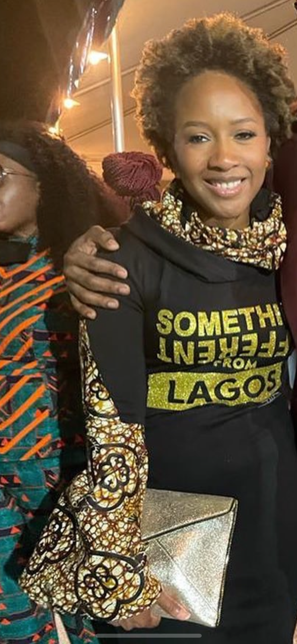 Robe à capuche noire personnalisable « Love Lagos » jusqu'aux genoux avec masque attaché, manches exagérées et détails de police dorés