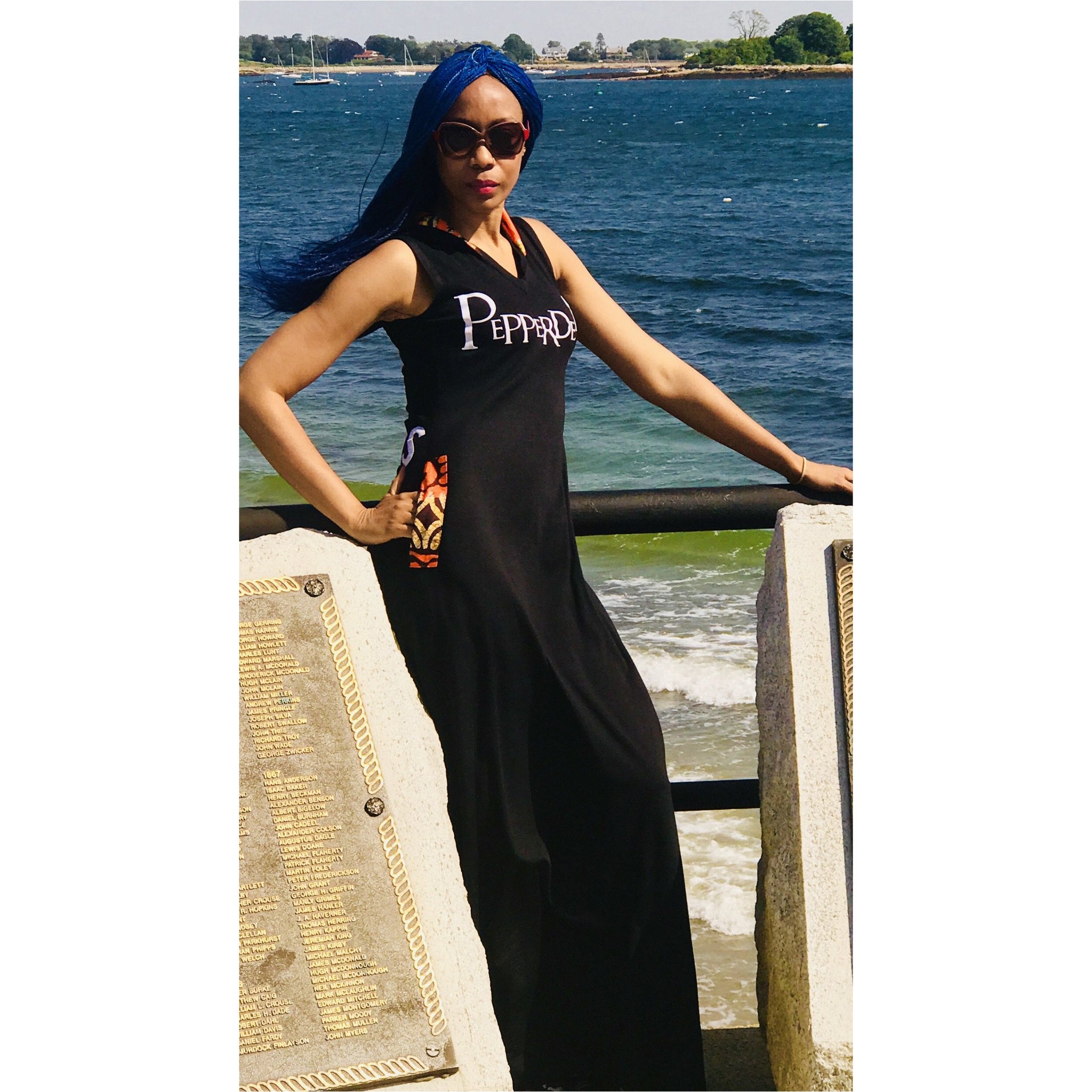 Robe longue à capuche PepperDem, détail #LAGOS au dos