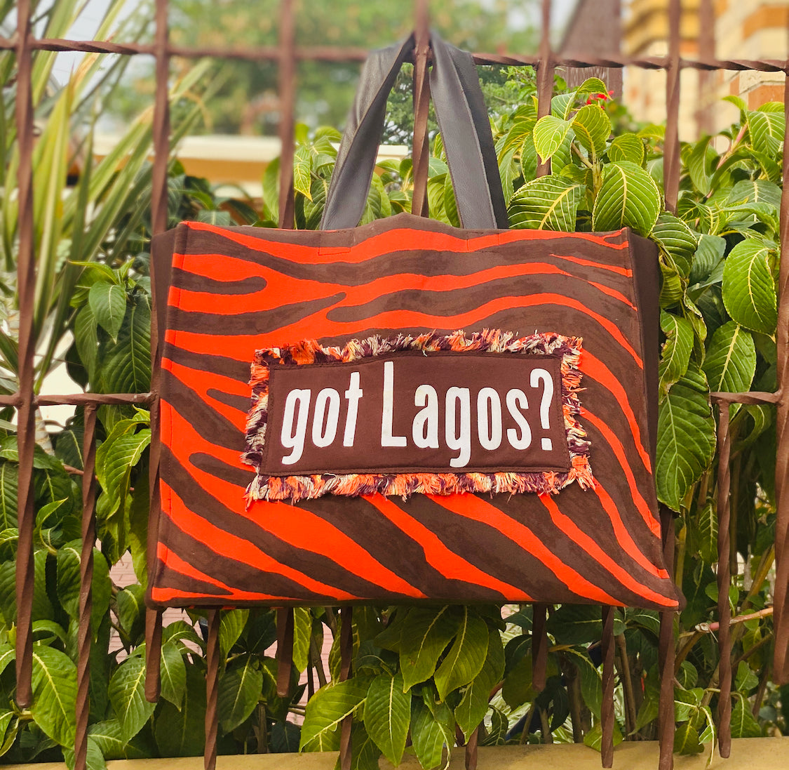 SAC FOURRE-TOUT AVEC GARNITURE EN CUIR « GOT LAGOS ? ».