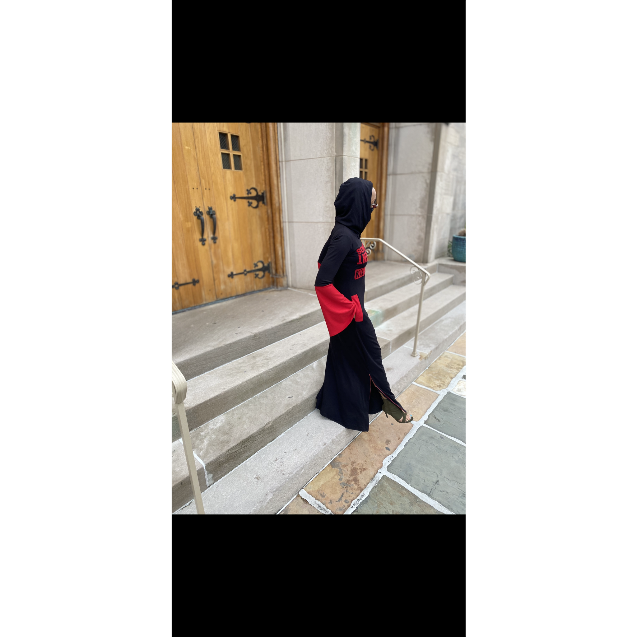 Maxi noir avec masque attaché et manches cloches ; « Quelque chose de différent de KikiKamanu - personnalisable - »