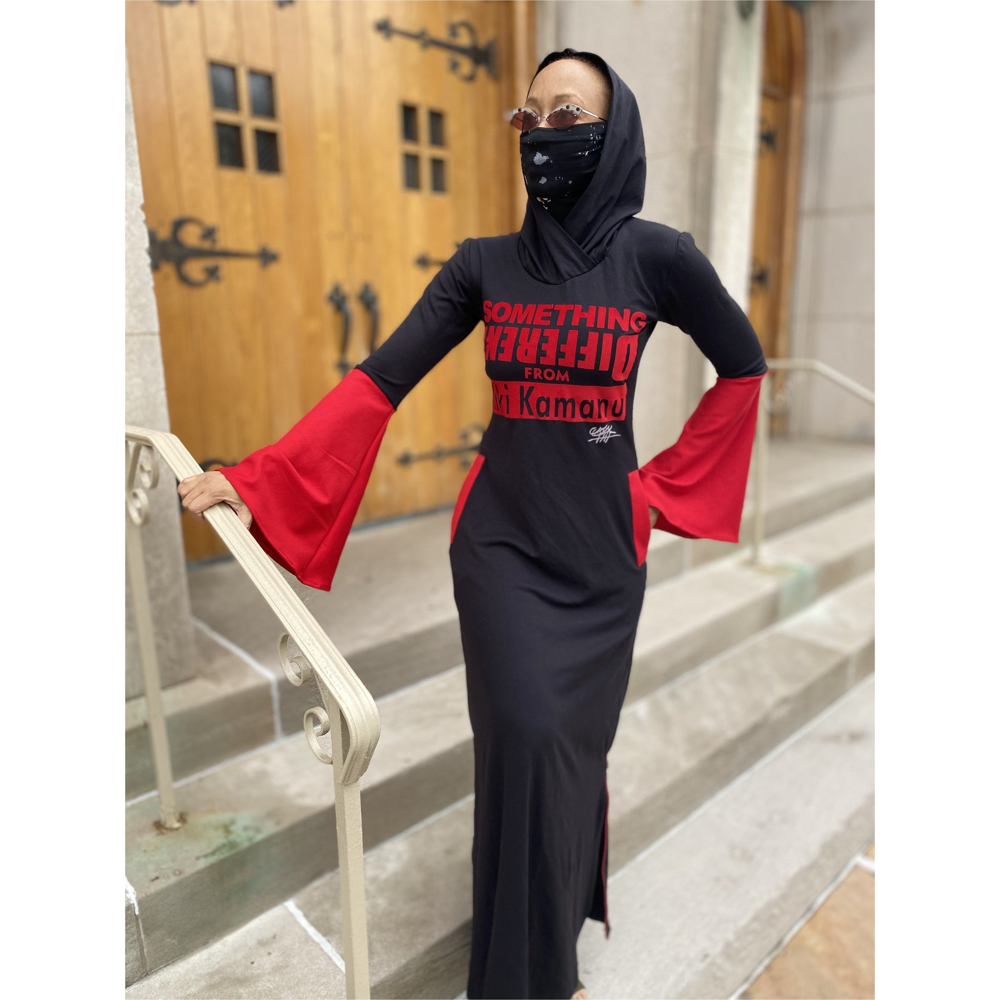 Maxi noir avec masque attaché et manches cloches ; « Quelque chose de différent de KikiKamanu - personnalisable - »