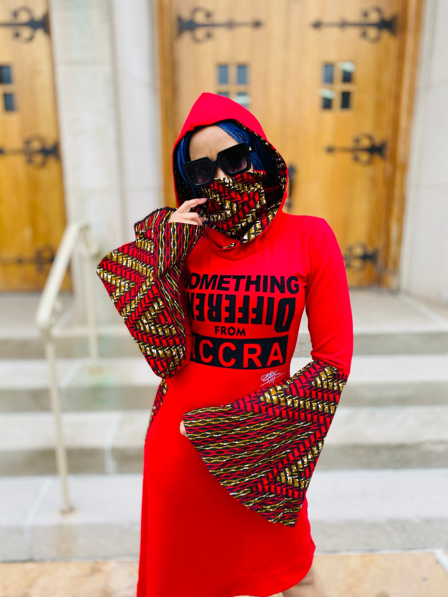 Robe mi-longue rouge à ourlet asymétrique ; masque Ankara attaché et manches cloches ; « Something Diff Frm ACCRA » - Personnalisable -