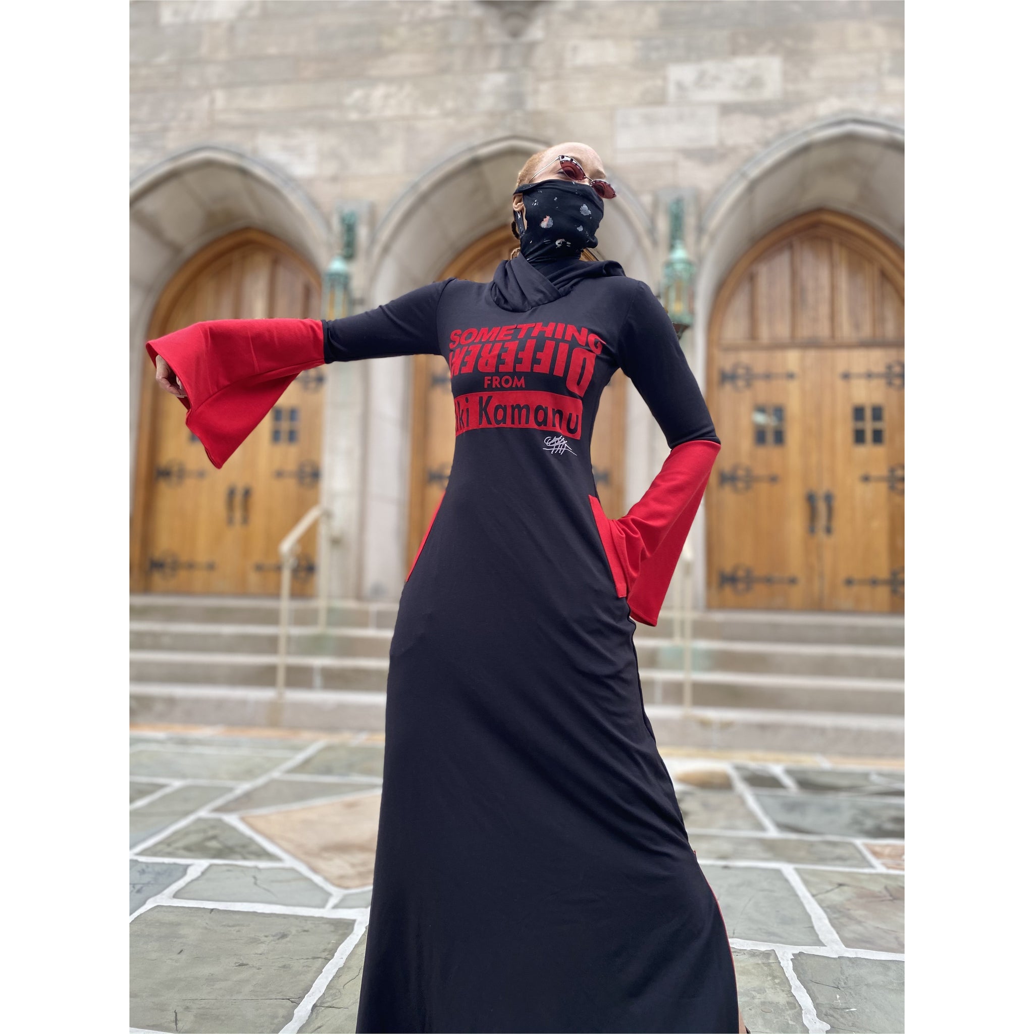 Maxi noir avec masque attaché et manches cloches ; « Quelque chose de différent de KikiKamanu - personnalisable - »