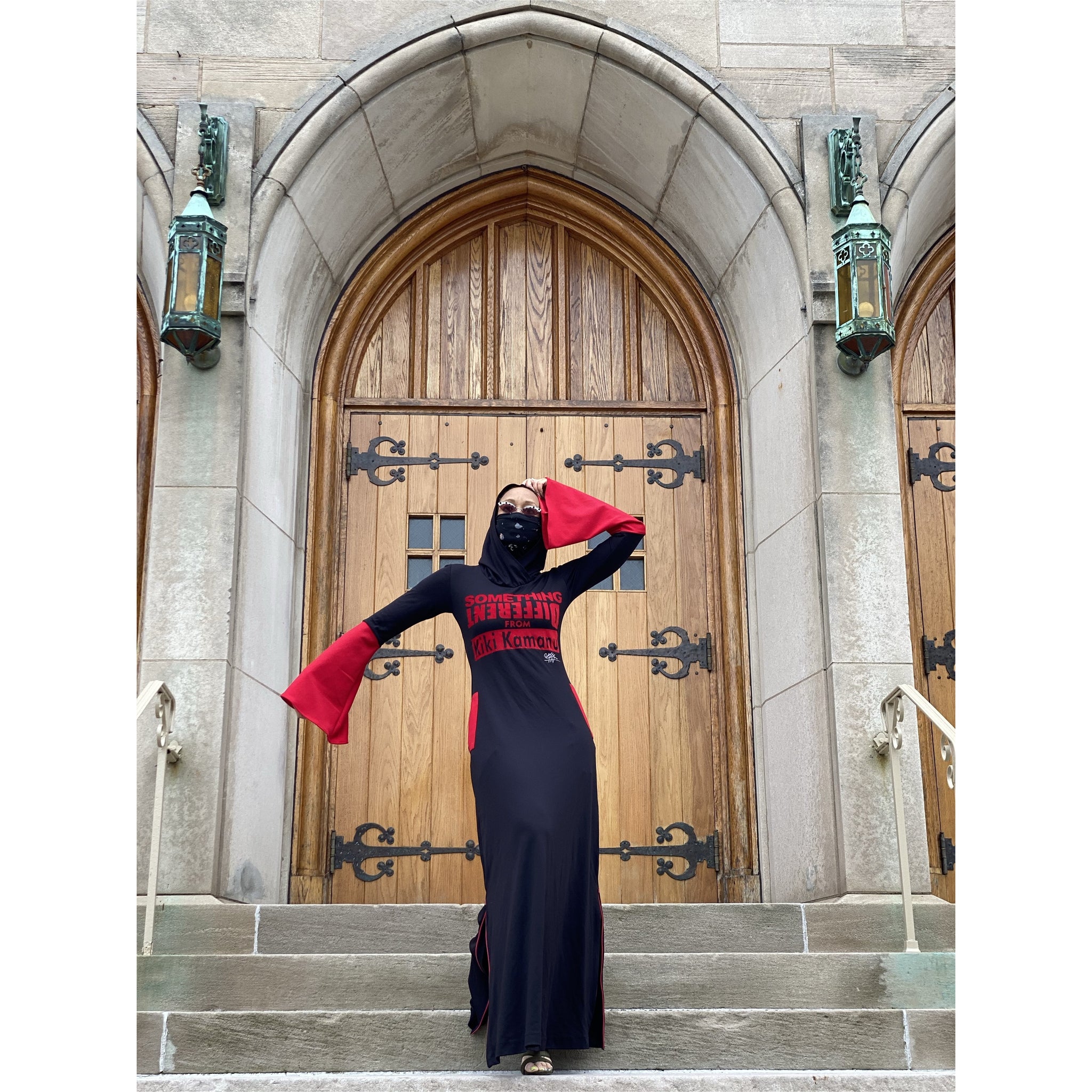 Maxi noir avec masque attaché et manches cloches ; « Quelque chose de différent de KikiKamanu - personnalisable - »