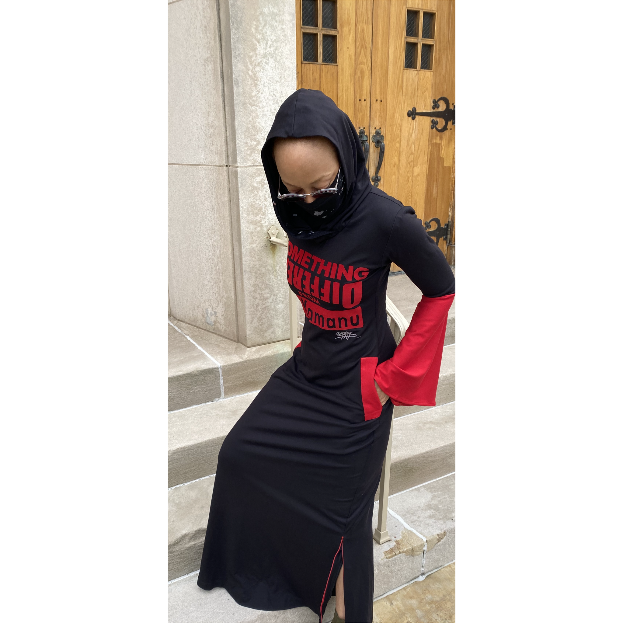 Maxi noir avec masque attaché et manches cloches ; « Quelque chose de différent de KikiKamanu - personnalisable - »