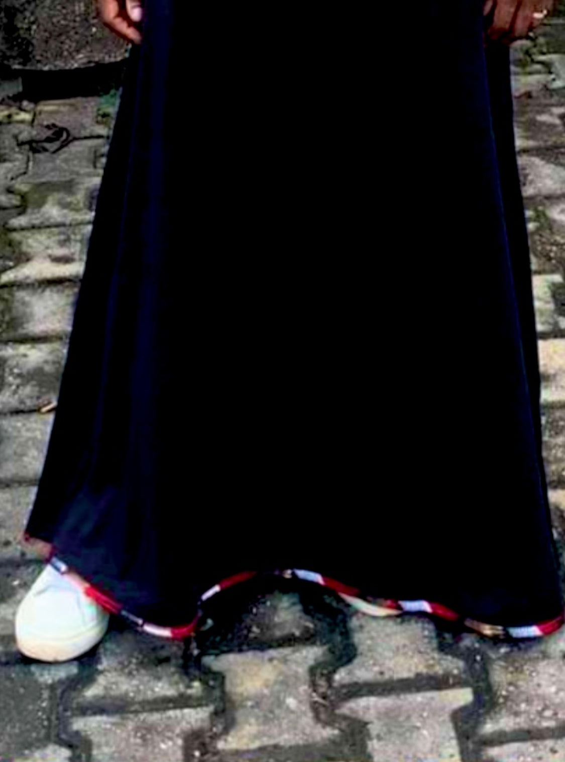 La robe longue à capuche AYO Blank Canvas, détail en tissu imprimé