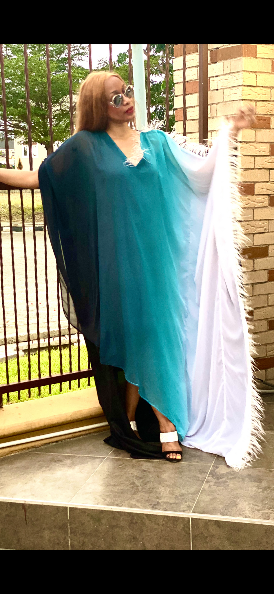 Robe impératrice des Maldives avec détails en plumes