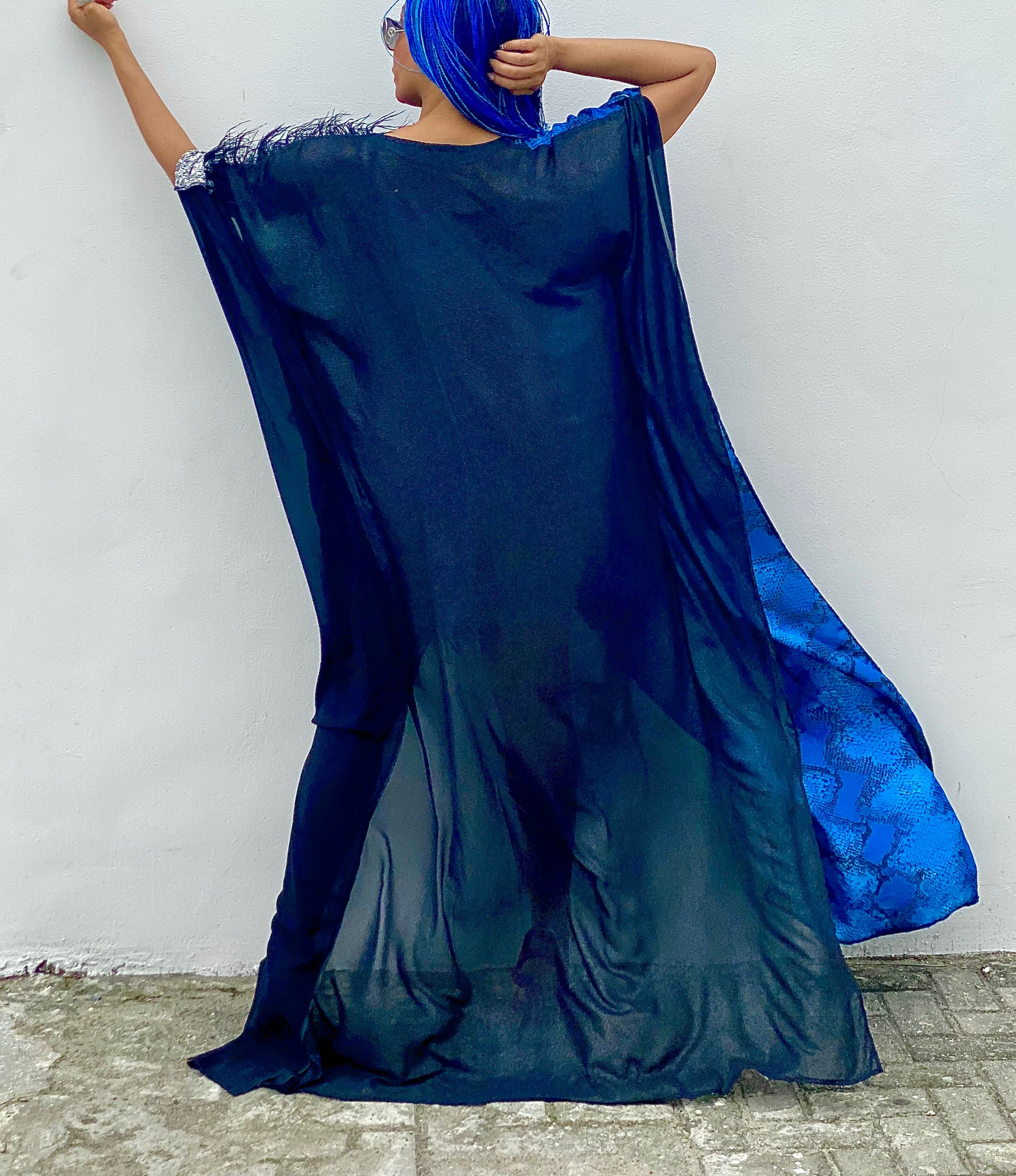 Robe impératrice Mombasa avec détails en plumes