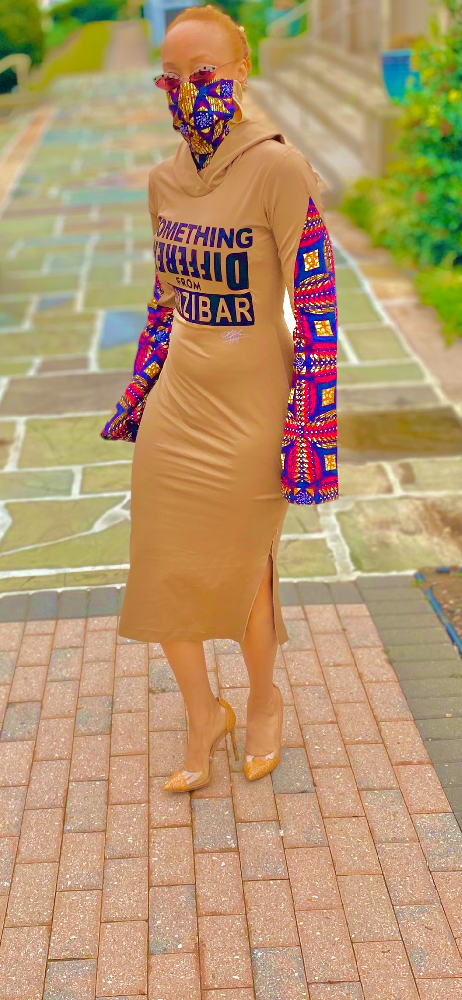 Robe mi-longue beige avec manches exagérées et détail de masque attaché ; quelque chose de différent de ZANZIBAR - personnalisable -