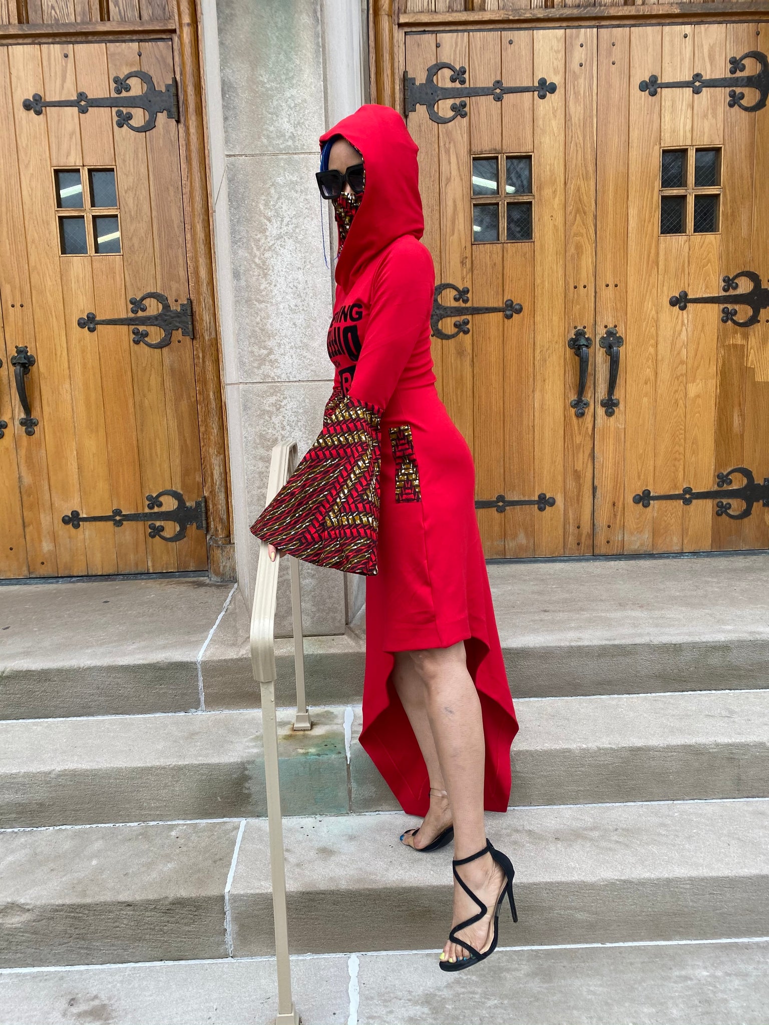 Robe mi-longue rouge à ourlet asymétrique ; masque Ankara attaché et manches cloches ; « Something Diff Frm ACCRA » - Personnalisable -