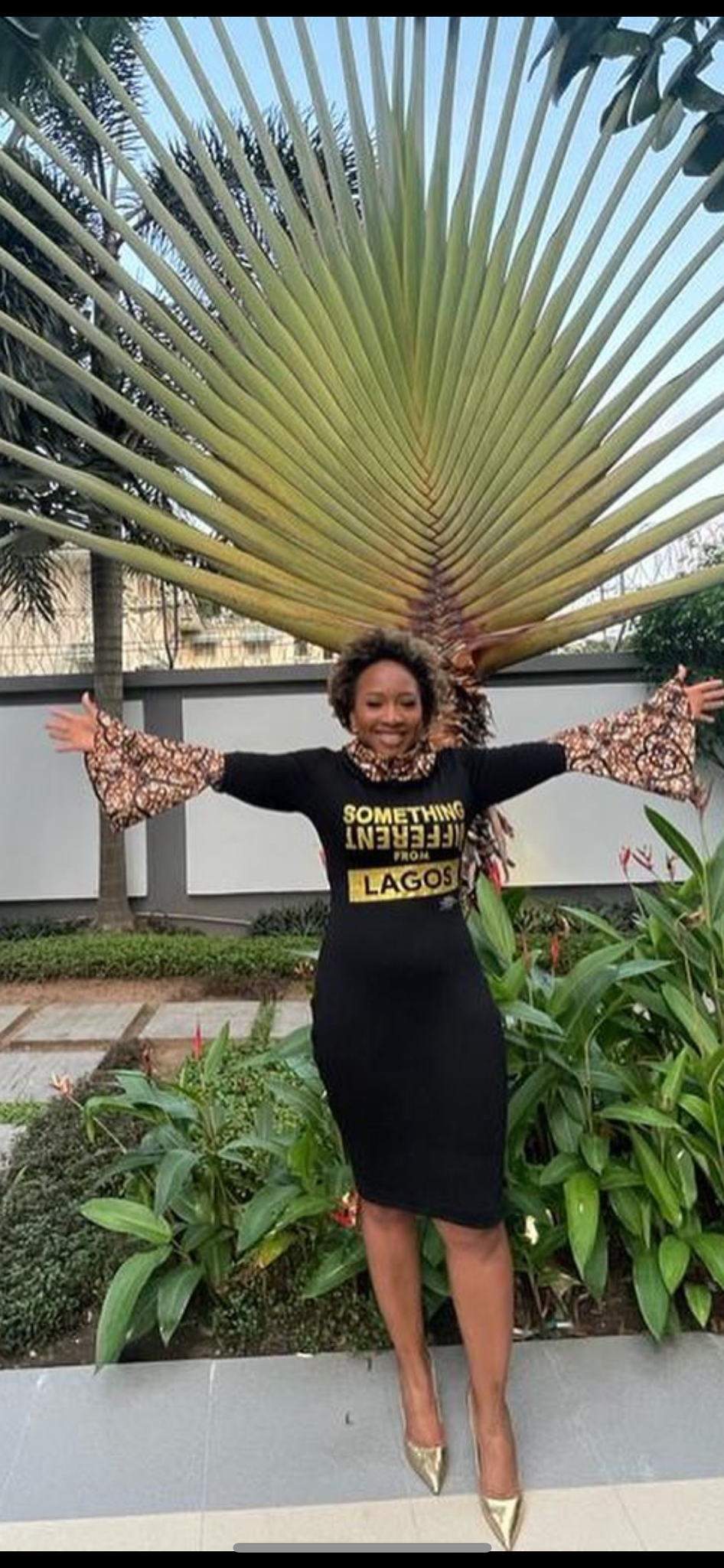 Robe à capuche noire personnalisable « Love Lagos » jusqu'aux genoux avec masque attaché, manches exagérées et détails de police dorés
