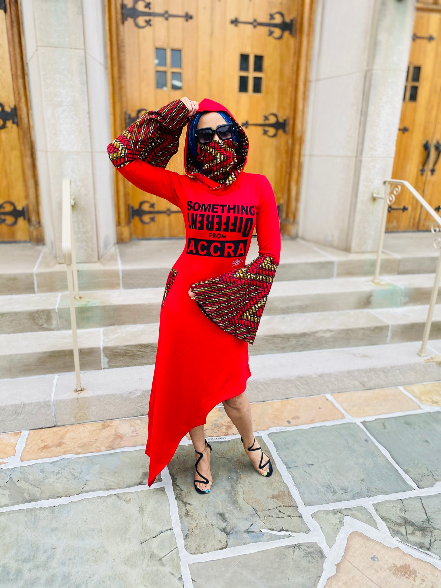 Robe mi-longue rouge à ourlet asymétrique ; masque Ankara attaché et manches cloches ; « Something Diff Frm ACCRA » - Personnalisable -