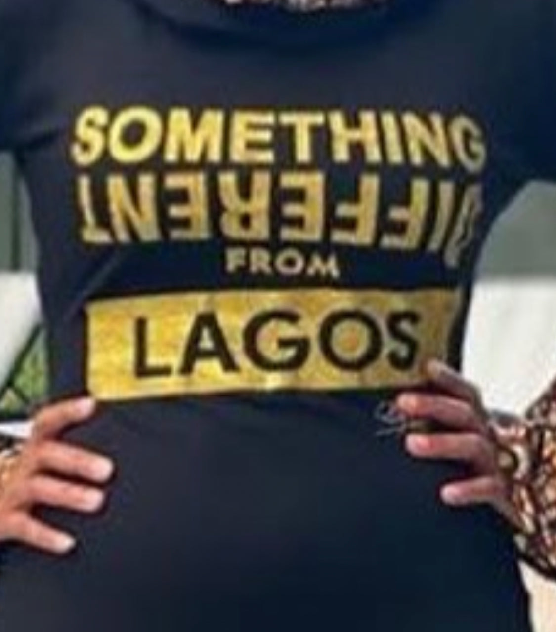 Robe à capuche noire personnalisable « Love Lagos » jusqu'aux genoux avec masque attaché, manches exagérées et détails de police dorés