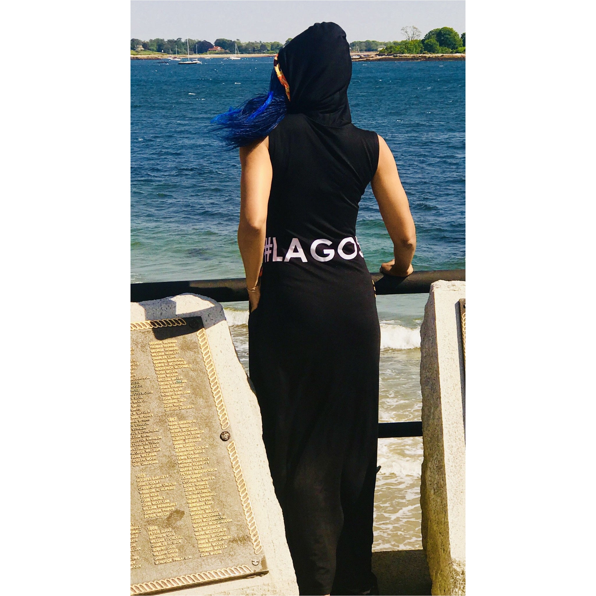 Robe longue à capuche PepperDem, détail #LAGOS au dos