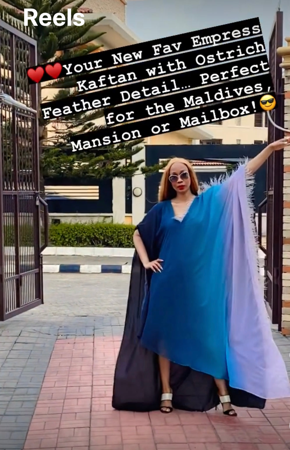 Robe impératrice des Maldives avec détails en plumes