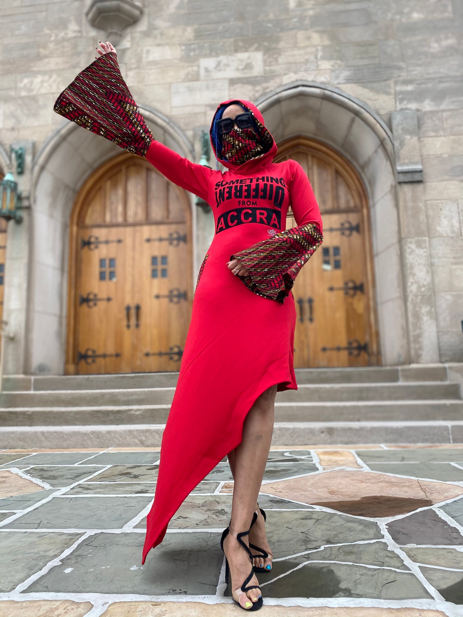 Robe mi-longue rouge à ourlet asymétrique ; masque Ankara attaché et manches cloches ; « Something Diff Frm ACCRA » - Personnalisable -