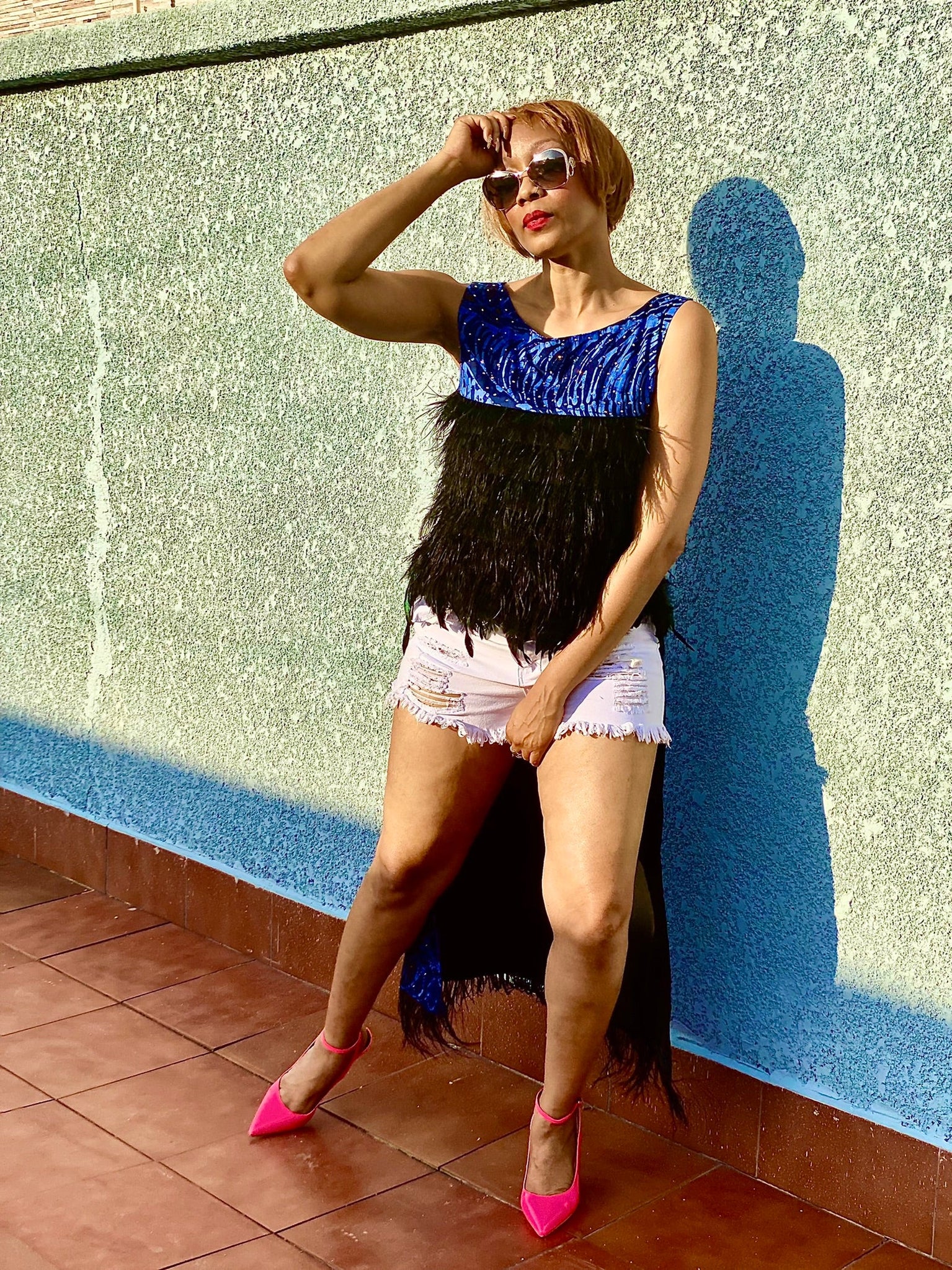 Chemisier maxi impératrice bleu Malaga sans manches, perlé et teint à la main avec détails en plumage.