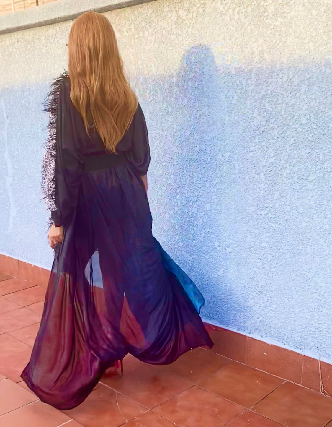 Robe impératrice Mombasa avec détails en plumes