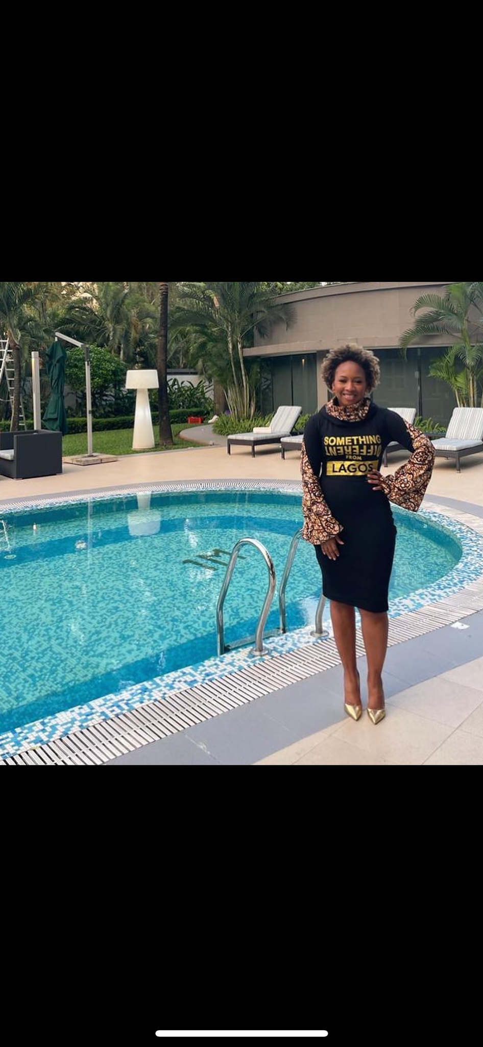 Robe à capuche noire personnalisable « Love Lagos » jusqu'aux genoux avec masque attaché, manches exagérées et détails de police dorés