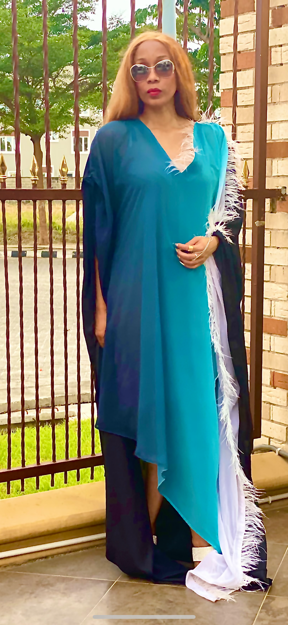 Robe impératrice des Maldives avec détails en plumes