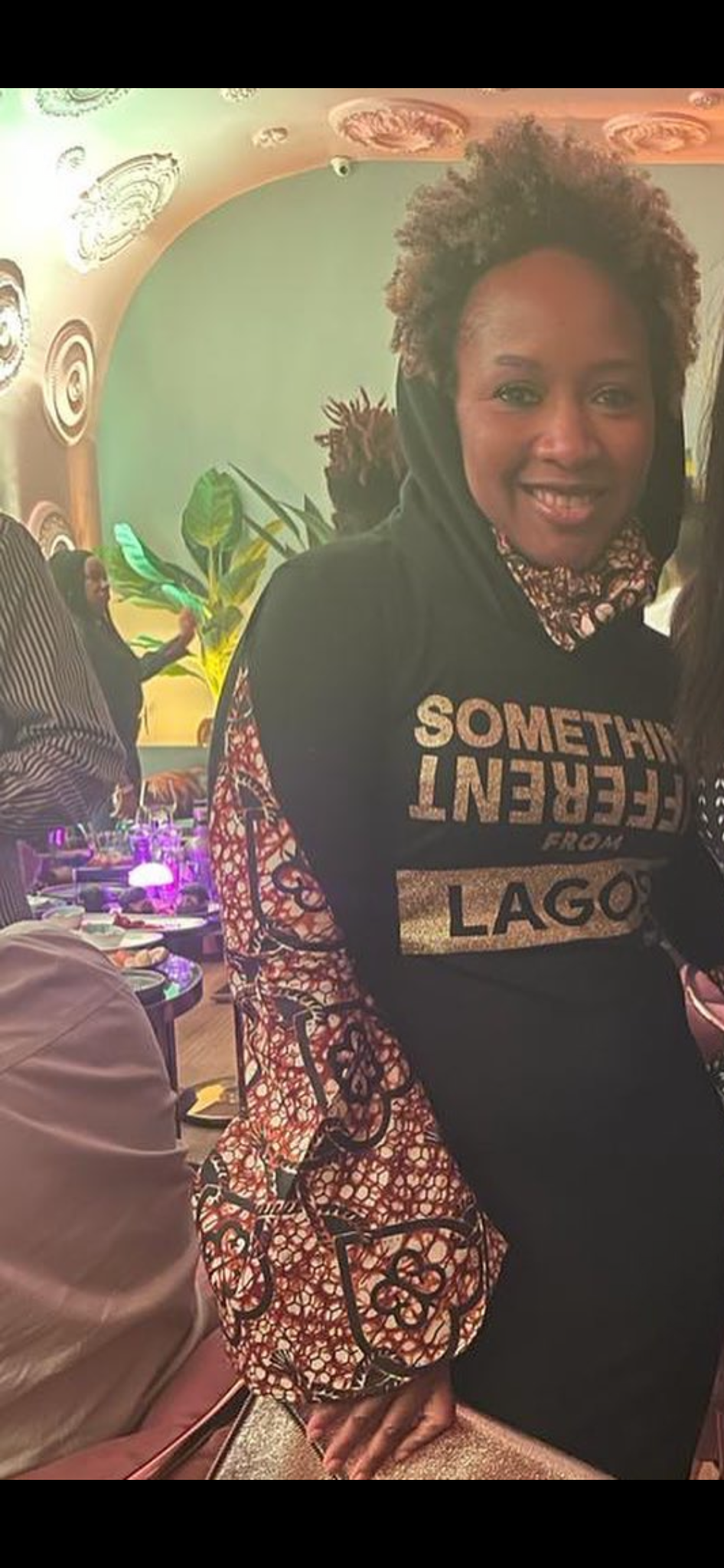 Robe à capuche noire personnalisable « Love Lagos » jusqu'aux genoux avec masque attaché, manches exagérées et détails de police dorés