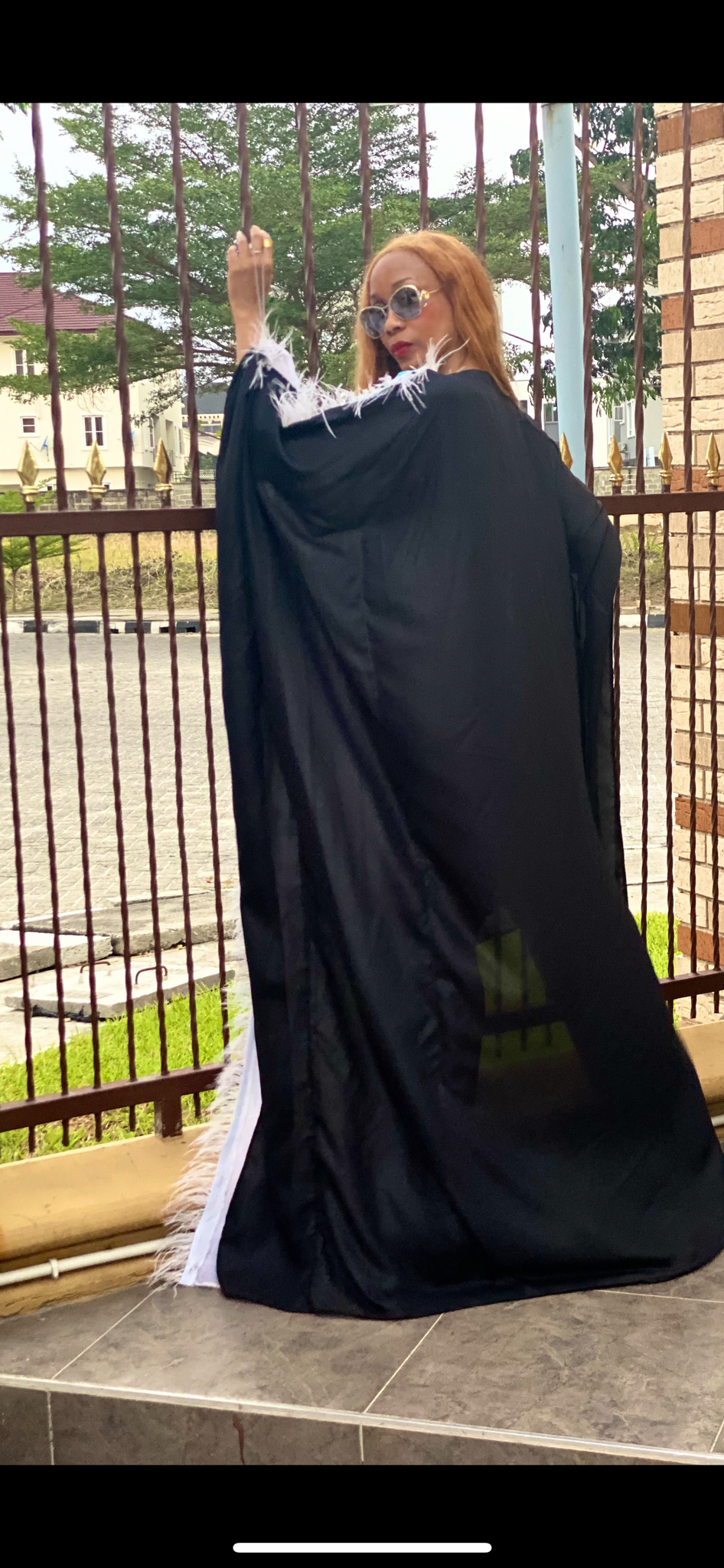 Robe impératrice des Maldives avec détails en plumes
