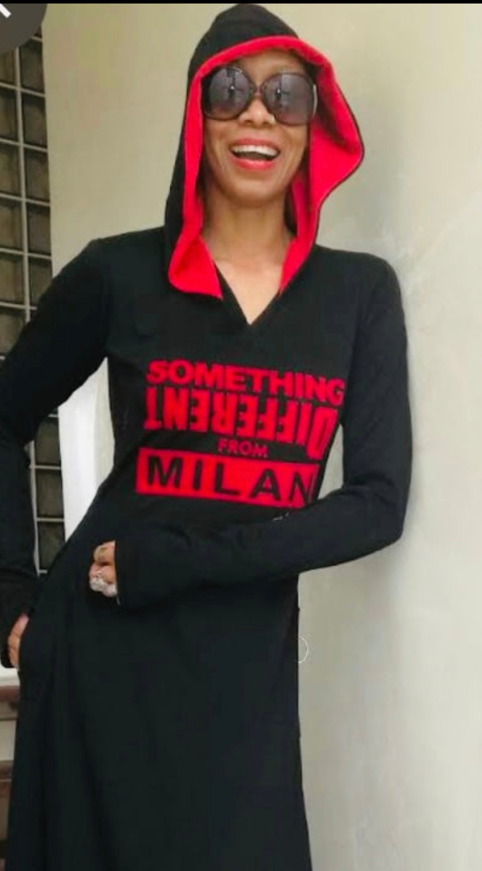 MAXI À CAPUCHE NOIR, QUELQUE CHOSE DE DIFFÉRENT DE MILAN AVEC DÉTAILS ROUGES
