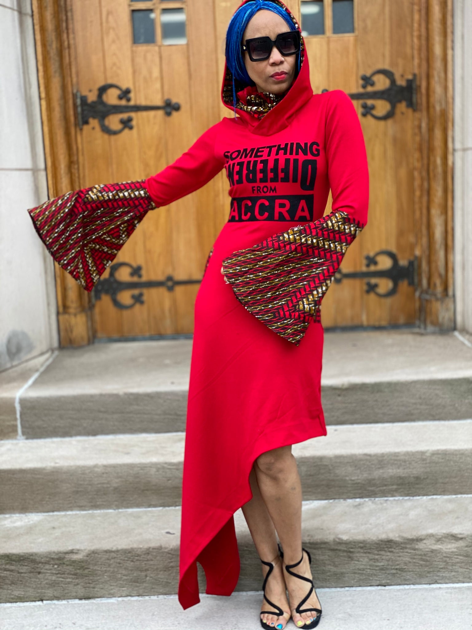 Robe mi-longue rouge à ourlet asymétrique ; masque Ankara attaché et manches cloches ; « Something Diff Frm ACCRA » - Personnalisable -