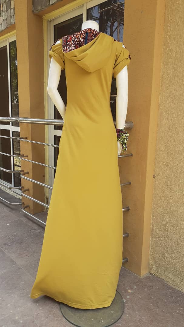 ROBE À CAPUCHE MAXI LOVE LAGOS MOUTARDE, DÉTAIL ANKARA